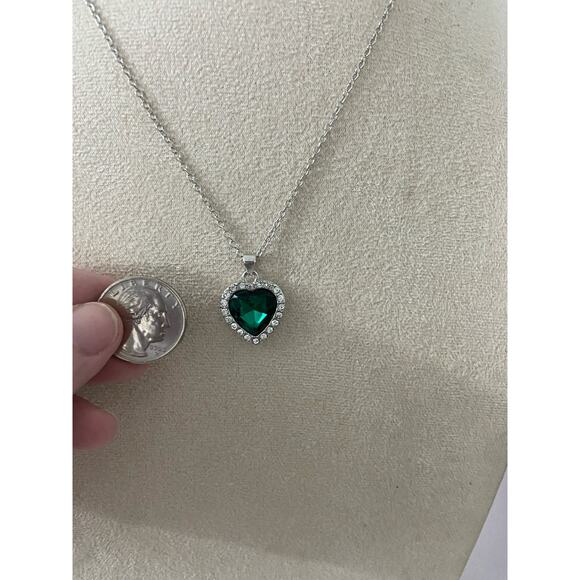 green heart necklace - Picture 2 of 5